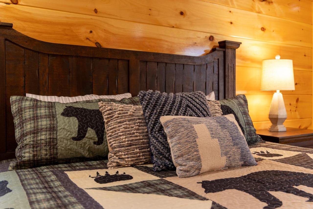 5Bd5B Escape Cabin With 2 Hottubs, Thtr &Game Rm,1Mi To The Parkway! 4Mi To Dollywood - Spring Deal Pigeon Forge Eksteriør bilde