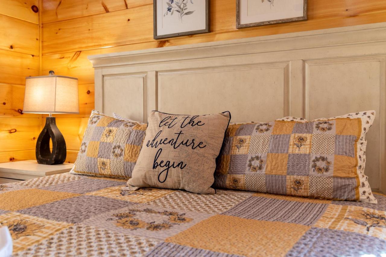 5Bd5B Escape Cabin With 2 Hottubs, Thtr &Game Rm,1Mi To The Parkway! 4Mi To Dollywood - Spring Deal Pigeon Forge Eksteriør bilde