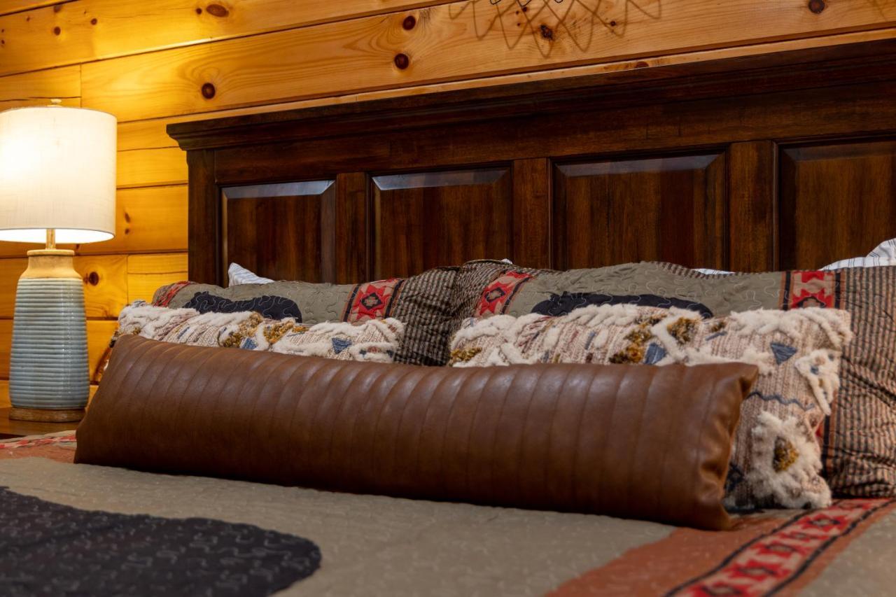 5Bd5B Escape Cabin With 2 Hottubs, Thtr &Game Rm,1Mi To The Parkway! 4Mi To Dollywood - Spring Deal Pigeon Forge Eksteriør bilde