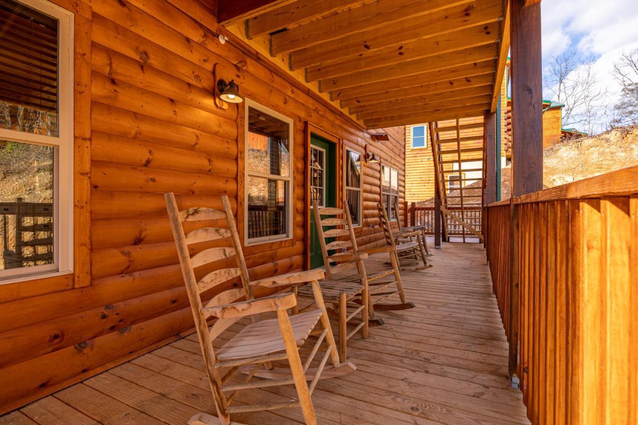 5Bd5B Escape Cabin With 2 Hottubs, Thtr &Game Rm,1Mi To The Parkway! 4Mi To Dollywood - Spring Deal Pigeon Forge Eksteriør bilde
